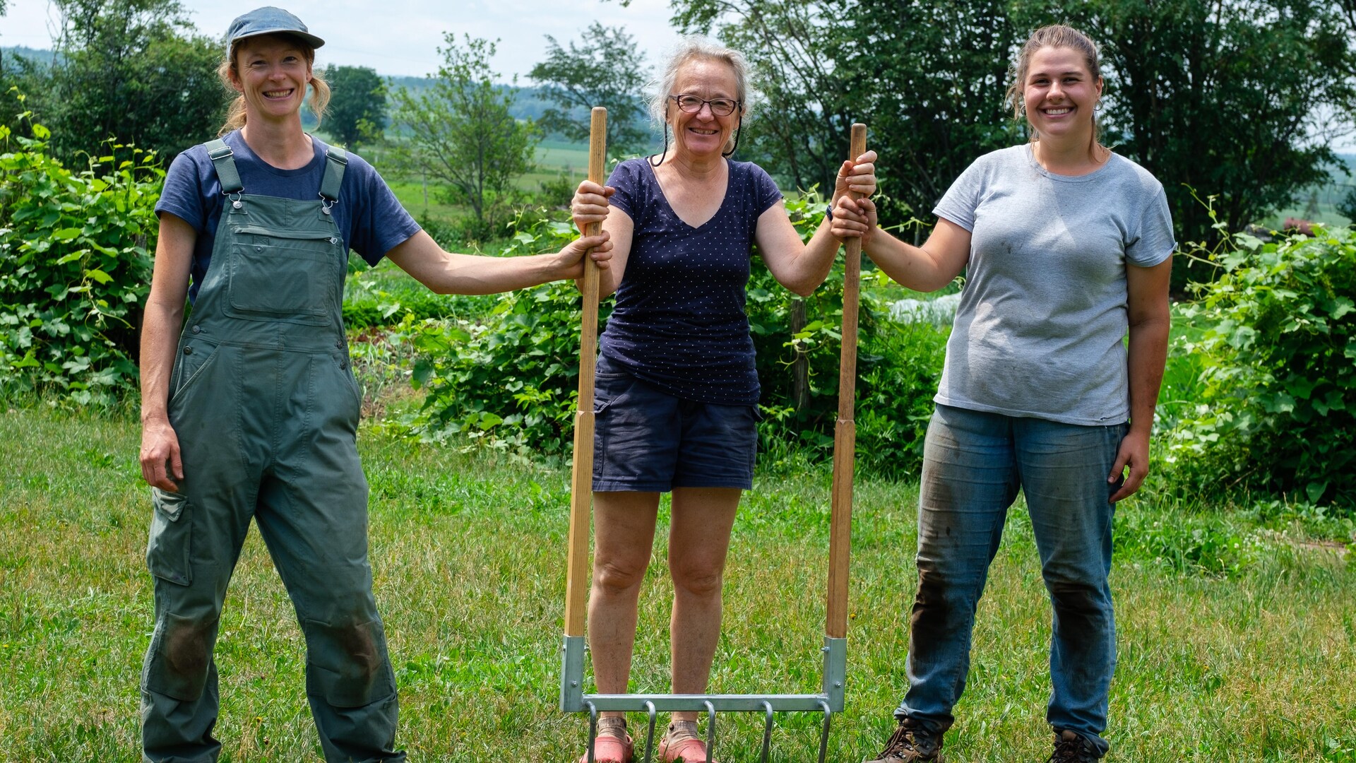 Trois femmes tenant une grelinette. Trois femmes tenant une grelinette.