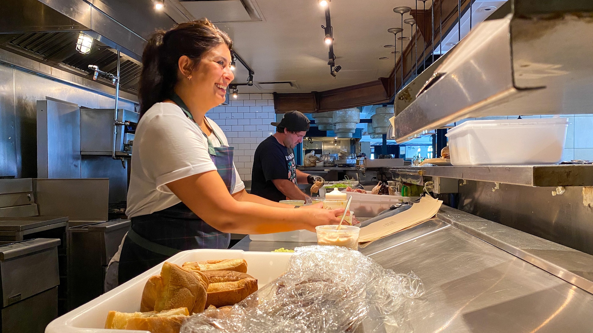Les chefs Alexandra Romero et Jérôme Gilpin font de la mise en place en prévision de leur troisième semaine d'opération. Les chefs Alexandra Romero et Jérôme Gilpin font de la mise en place en prévision de leur troisième semaine d'opération.