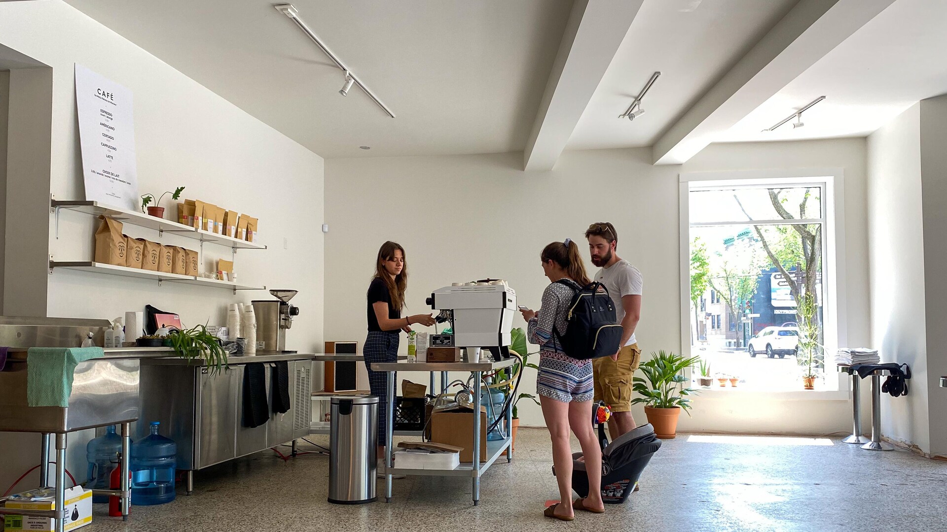 Des gens dans un café. Des gens dans un café.