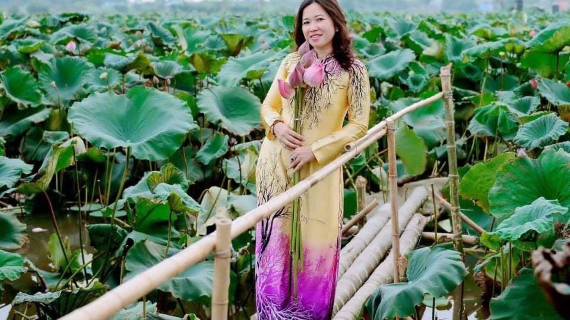 Thuy Nguyen debout au milieu de la végétation.