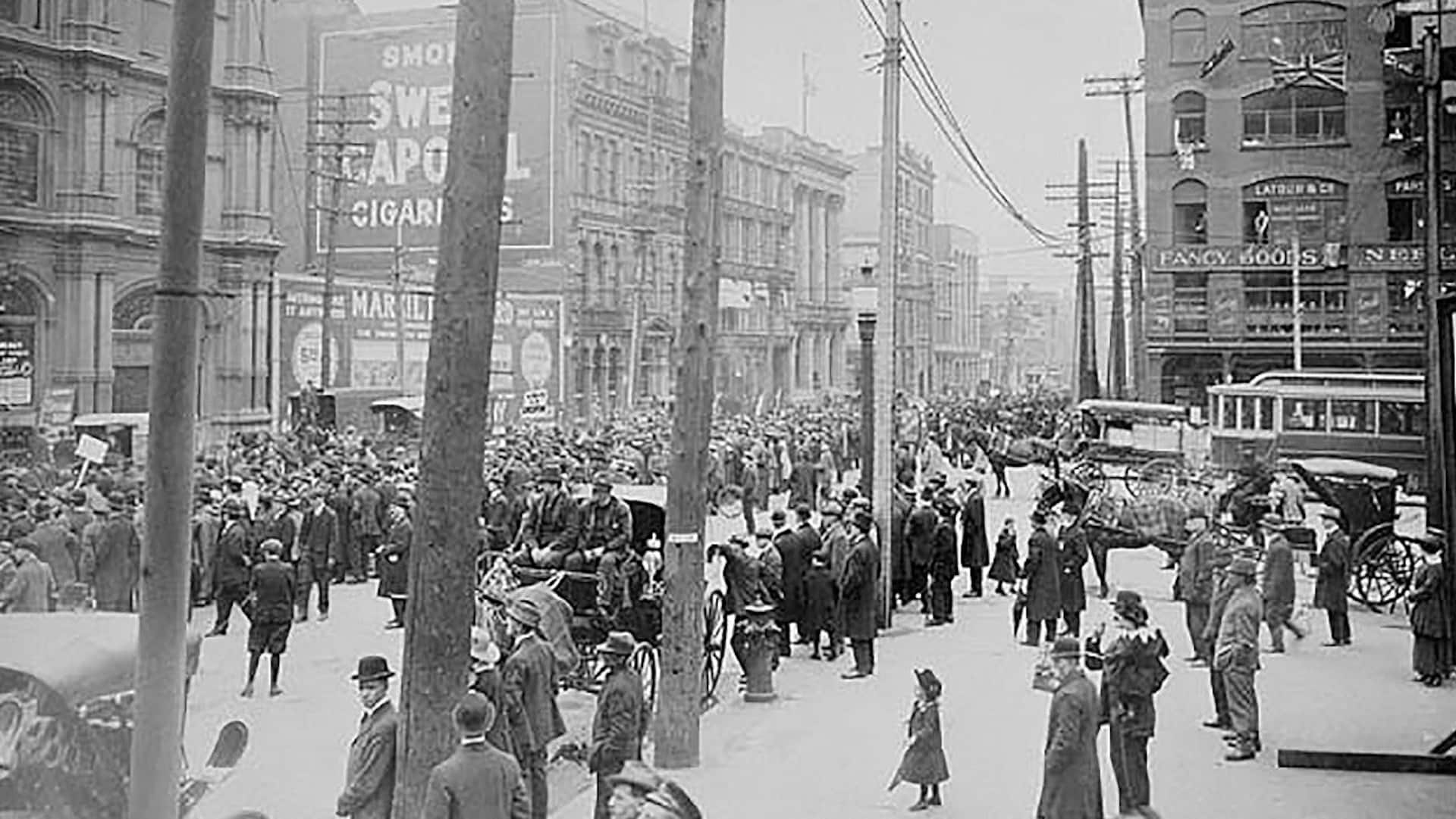 Défilé contre la conscription au square Victoria à Montréal, 24 mai 1917 Défilé contre la conscription au square Victoria à Montréal, 24 mai 1917