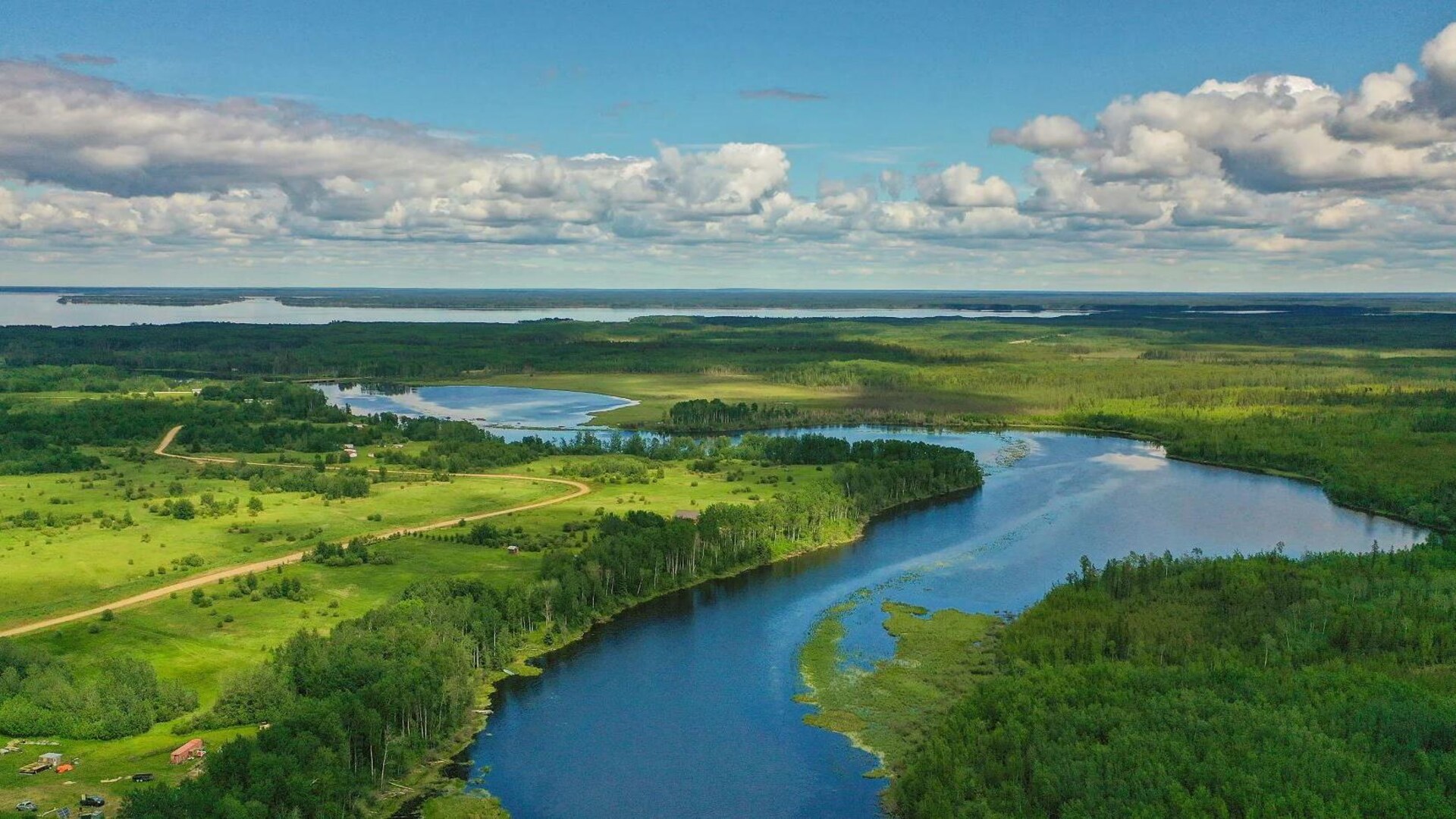 Vue aérienne d'une rivière entourée d'une forêt à l'Île-à-la-Crosse dans le nord de la Saskatchewan. 