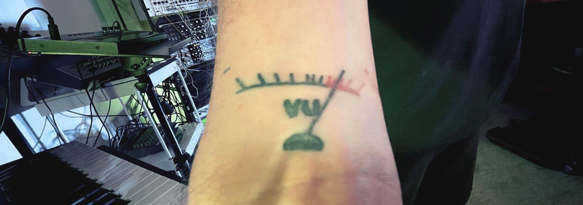 Tatouage de Loig Morin représentant un VU-Mètre.