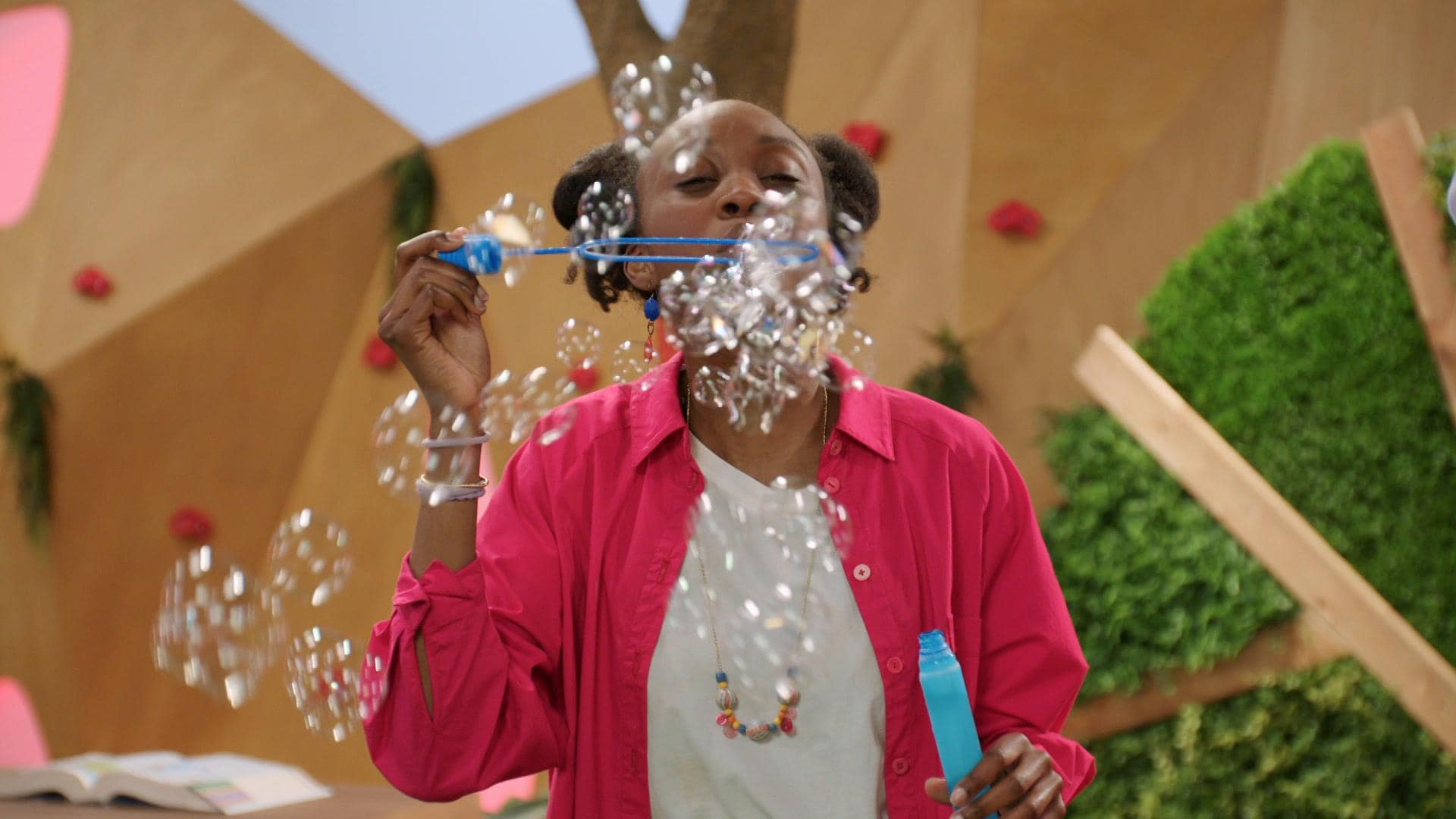 Elle fait des bulles de savon