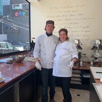 Jean-Sébastien Gambier et sa femme Jennifer sont gérants-propriétaires de la pâtisserie Marvelous by Fred/Aux merveilleux de Fred, au centre-ville de Toronto.