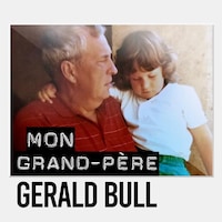 Sarah-Jane Bull, enfant, dans les bras de son grand-père Gerald Bull.