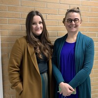 Anne Bissonnette et sa collègue Josée Chartrand posent pour la caméra. 