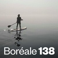 Une personne à planche à pagaie navigue dans la brume au large du Havre-Saint-Pierre.