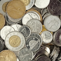 Un bol de monnaie en argent canadien.