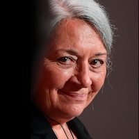 Portrait de Mary Simon, souriant.