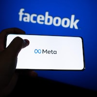 Le logo de Meta sur un appareil mobile.