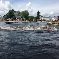 Des nageurs font la course dans l'eau-vive.