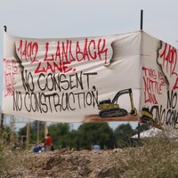 Une pancarte érigée au chantier de construction de McKenzie Meadows où il est écrit « pas de consentement à la construction, c'est un territoire autochtone ».