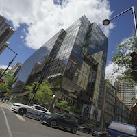 Façade du 2000, rue Peel, à Montréal. Un immeuble vitré au centre-ville.