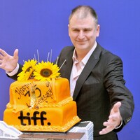 Noah Cowan entoure un gâteau célébrant les 35 ans du TIFF.