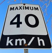 Un panneau indique une limite de vitesse de 40 m/h.