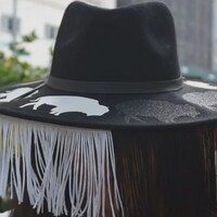 Un chapeau de feutre orné de motifs de bisons.