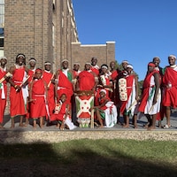 Le groupe Abahebera derrière le tambour principal, Ingoma, qui porte ledrapeau Burundais.