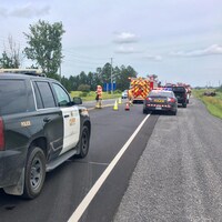 Des voitures de la Police provinciale de l'Ontario et un camion de pompiers sur les lieux d'un accident.