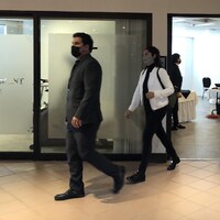 Maxime Gobeil marche en compagnie d'une dame.