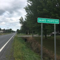 Un panneau de signalisation indique les limites de la municipalité de Sainte-Perpétue