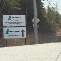 Deux panneaux extérieurs en bordure de route indiquant le site d'une carrière.  