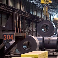 Des rouleaux d'acier dans une usine.
