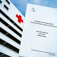 Montage d'un document devant un établissement d'urgence.