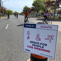 Un panneau d'ActiveTO sur une route de Toronto réservée aux cyclistes et aux piétons.