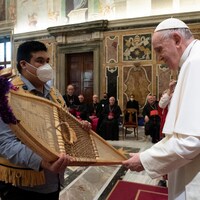 L'Autochtone Adrian N.Gunner  offre une paire de raquettes au pape François, lors d'une audience au Vatican.