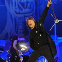 Bruce Dickinson lors d'un concert d'Iron Maiden. On aperçoit, derrière lui, le guitariste Dave Murray.
