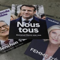  Affiches électorales de Jean-Luc Mélenchon, Emmanuel Macron et Marine Le Pen.