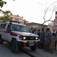 Des hommes devant une ambulance en Afghanistan.