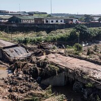 Un pont détruit lors des inondations en Afrique du Sud.