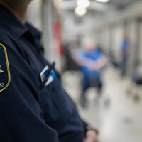 Un agent des services correctionnels surveille une section à sécurité minimale dans un pénitencier de Laval.