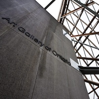 Une photo de la façade en verre du Musée des beaux-arts de l'Ontario