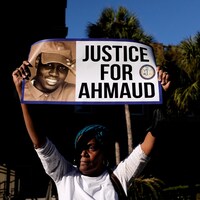 Une femme brandit une affiche réclamant justice pour Ahmaud Arbery lors du procès pour meurtre des trois accusés en novembre dernier.