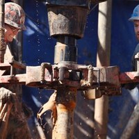 Des travailleurs du secteur pétrolier en Alberta.