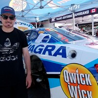 Alexandre Tagliani devant sa voiture de la série NASCAR Pinty's.