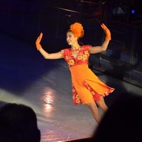 Alexandra Pépin donne un spectacle de patinage artistique sur une patinoire d'un bateau de croisière.