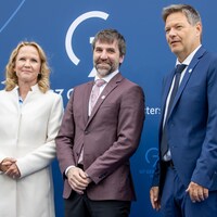 Steven Guilbeault aux côtés de Robert Habeck, ministre allemand de l'Économie et de la Protection du climat, et Steffi Lemke, ministre fédérale allemande de l'Environnement. 