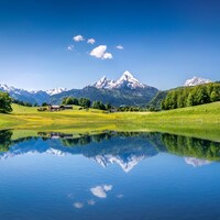 Paysage des Alpes suisses dans lequel se trouve un lac.