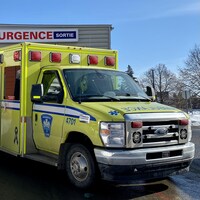 Camion d'ambulance stationné devant l'entrée d'urgence d'un hôpital