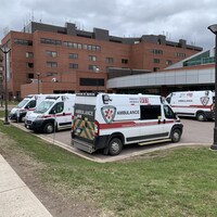 Des ambulances stationnées devant l'Hôpital de Moncton, le 6 mai 2022.