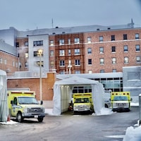 Des ambulances stationnées devant l'entrée de l'urgence à l'hôpital de Trois-Rivières