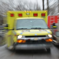 Une ambulance d'Urgences-Santé, avec un effet de mouvement.