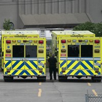 Trois ambulances dans un stationnement.