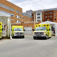 Une ambulance quitte les garages de l'urgence de Trois-Rivières.