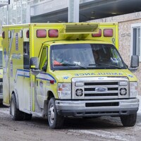 Des ambulances sont stationnées devant un hôpital à Montréal.