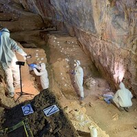 Des archéologues dans la grotte de Chiquihuite, au Mexique.